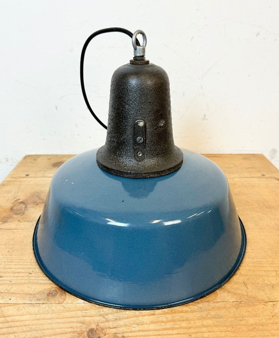 Image 1 of Lampe industrielle en émail bleu avec abat-jour en fonte, années 1960