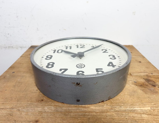 Image 1 of Grijze industriële fabriekswandklok van Chronotechna, jaren 50