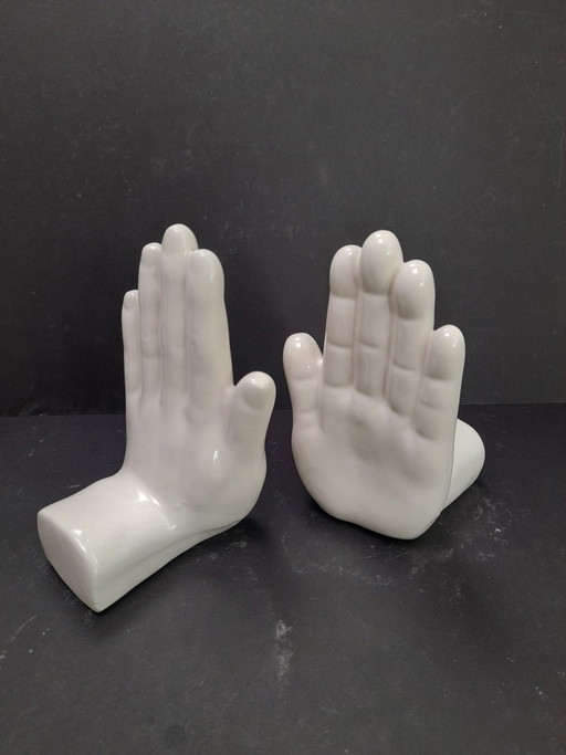 Keramik-Buchstützen in Händeform