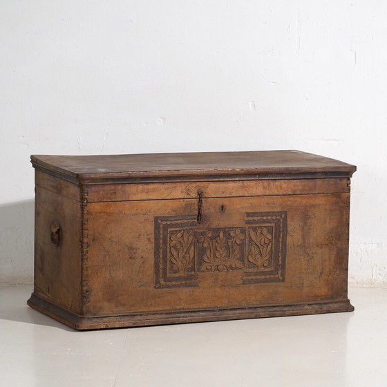 Coffre ancien avec motifs floraux gravés (c.1850) #14 – Commodes, Rustic (photo 4 of 40)