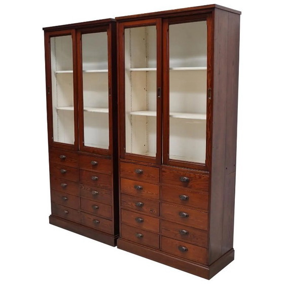 Image 1 of Grand meuble d'apothicaire/vitrine ancien belge en pin pitchpin, vers 1900