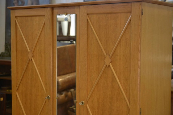 Eichen-Kleiderschrank mit Saint-Gobain Spiegel aus den 1960er Jahren. – Kleiderschränke, Holz, Vintage (photo 6 of 11)