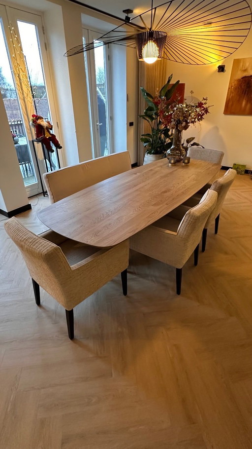 Vier eetstoelen met eettafel-bank