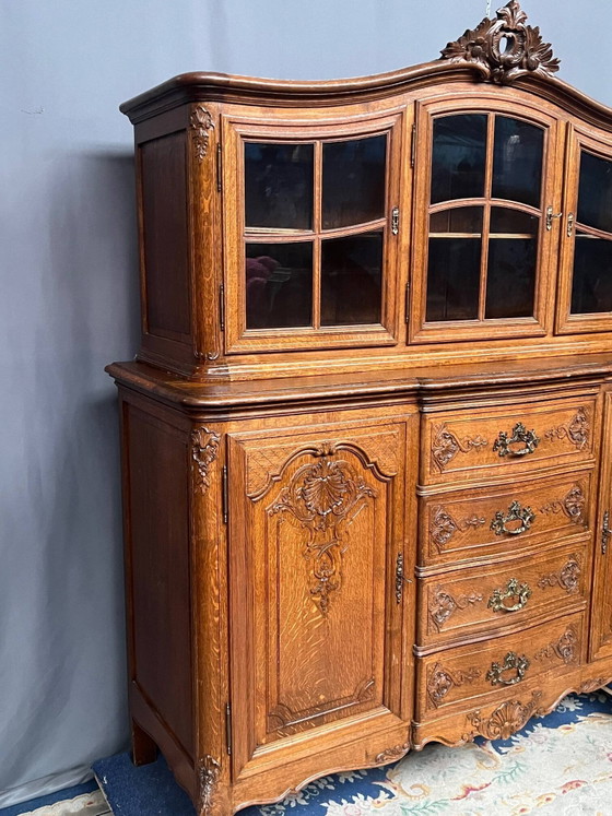 Buffet de style Louis XV, en chêne massif. – Vaisseliers (photo 3 of 8)