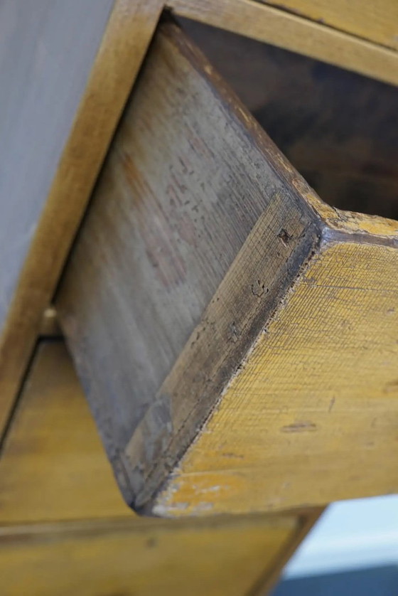 Image 1 of Antieke Nederlandse okergele ladekast, begin 20e eeuw