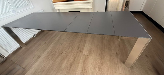 Image 1 of Zu verkaufen: Geräumiger und flexibler Designer-Esstisch