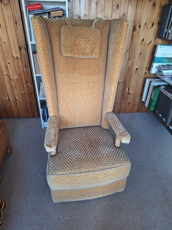 Image 1 of Fauteuil à oreilles en velours ocre doré des années 1960