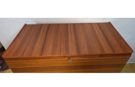 Image 1 of Mid-Century retro vintage teakhouten bureau van Meredew uit 1960. Groot schrijfoppervlak • Deens design • Elegante opbergruimte