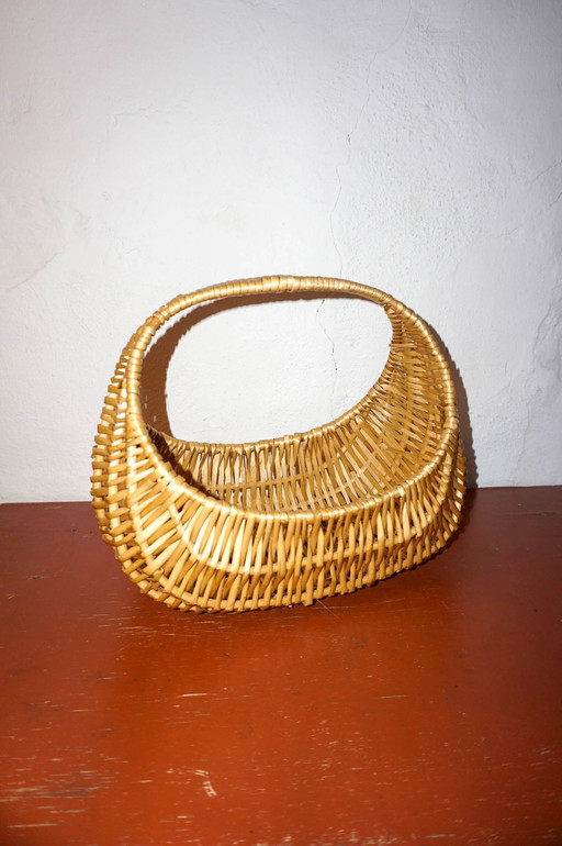 Panier vintage en rotin tressé avec poignée sculpturale - Mid Century Modern Organic Wicker Storage