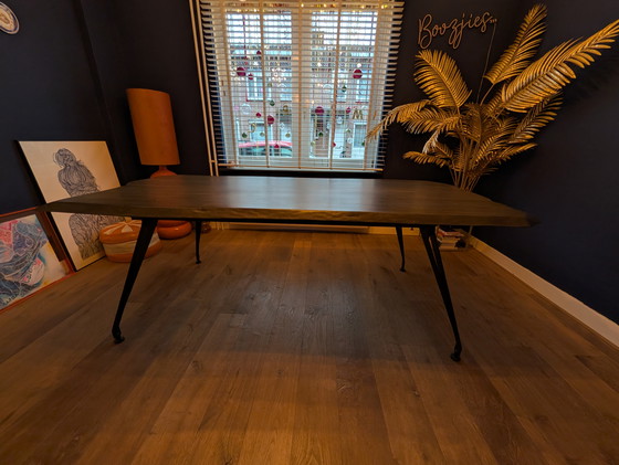 Image 1 of Table en bois avec piètement en fer et chaises
