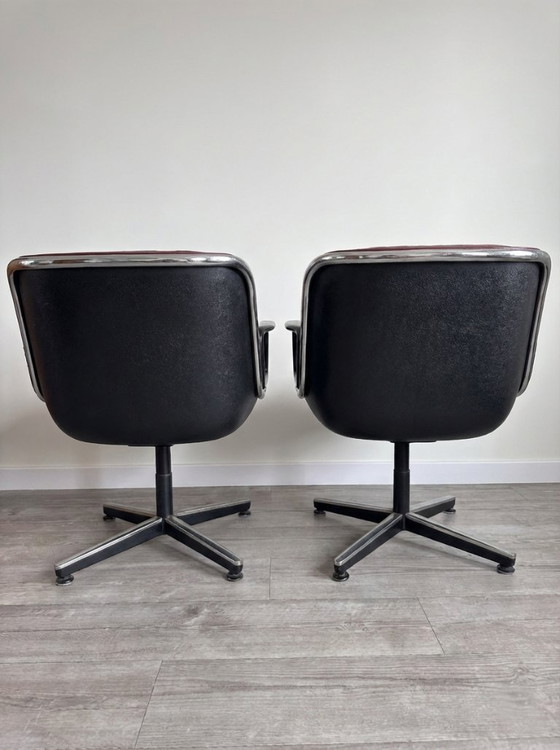 Image 1 of Rara coppia di sedie direzionali Charles Pollock per Knoll – Pelle bordeaux e cromo