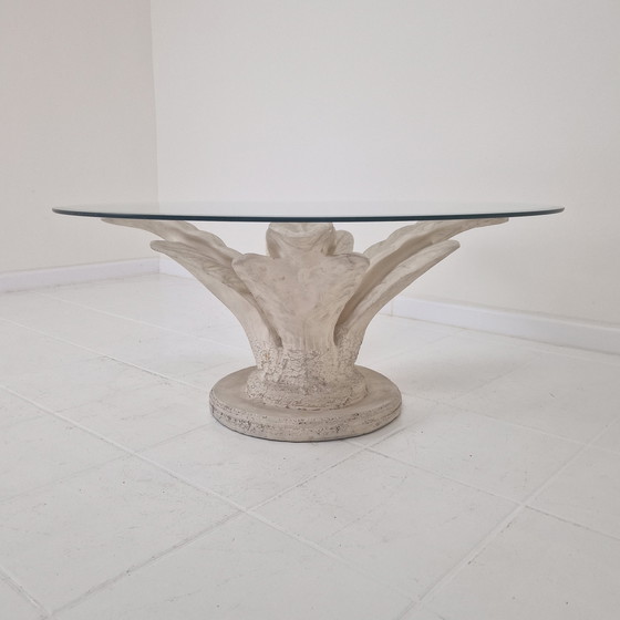 Image 1 of Mesa de centro italiana "Flor" de yeso con placa redonda tallada en facetas, años 70