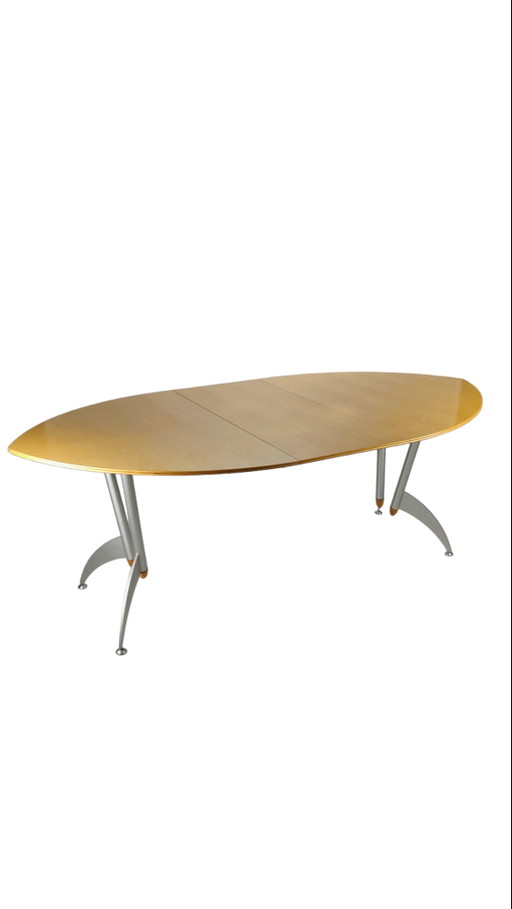 La mesa de comedor posmoderna del nuevo mundo de Bree