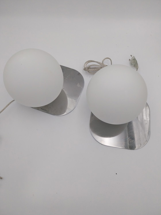 Image 1 of 1 set di 2 lampade da tavolo Philips con sfera opalina e cromo anni '90