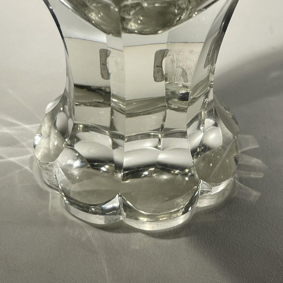 Verres à pied en cristal épais taillé avec décor de volutes et monogramme, Bohême, années 1900, Lot de 2 (photo 10 of 13)