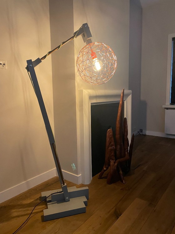 Op maat gemaakte grijze houten vloerlamp met koperkleurige kop – Vloerlampen, Metal, Rubber (photo 14 of 20)