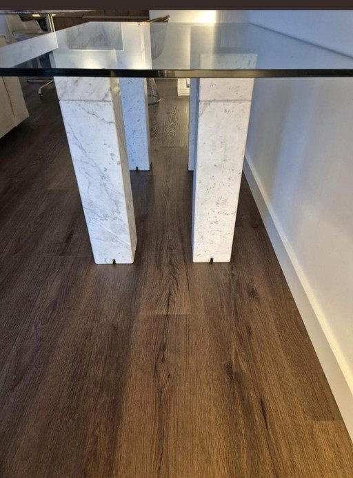 Table de salle à manger vintage avec colonnes en marbre et plateau en verre