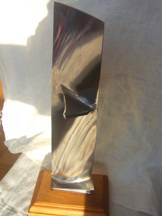 Objeto de titanio metálico, obra de arte, escultura hecha a partir de una pala de ventilador, pala de motor, (photo 8 of 11)