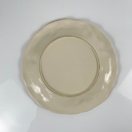 Image 1 of Plato antiguo de loza con motivo de cerezas, firmado "FG", siglo XX.