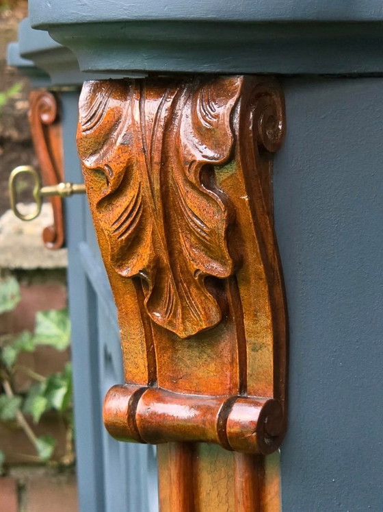 Vintage ladekast nr. 2, massief hout, uniek stuk | Inktblauw en mosterdgeel met gesneden ornamenten | (photo 7 of 9)