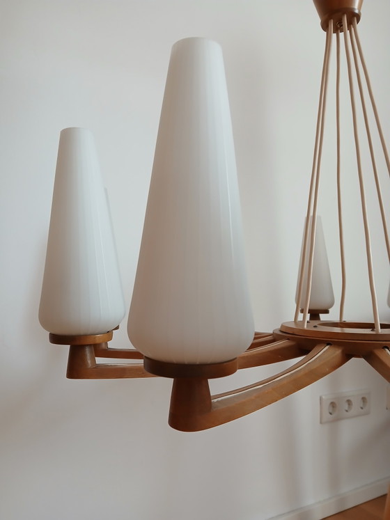 Zeldzaamheid: 12-armige Mid-Century Teak & Opaalglas Kroonluchter van Uno & Östen Kristiansson voor Luxus (photo 5 of 7)