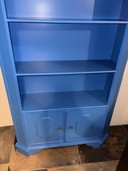 Ein blauer Schrank zum Beispiel für Bücher