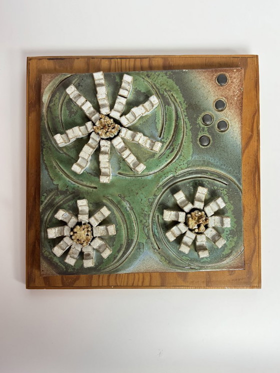 Image 1 of Piastrella da parete in ceramica vintage con tre fiori bianchi su pannello di legno, anni '60