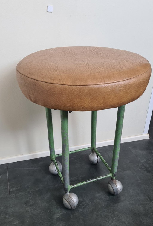 Taburete vintage con ruedas - taller de estudio industrial