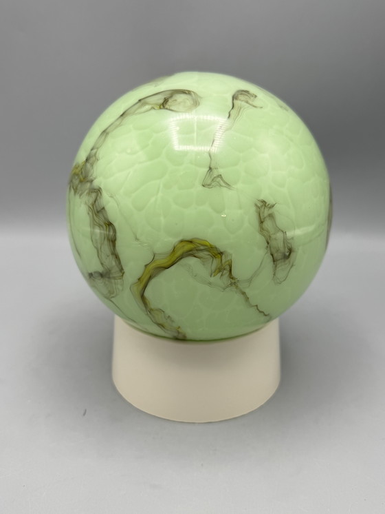 Image 1 of Lampada da soffitto vintage verde opalino con effetto marmo: un'attrazione retrò suggestiva