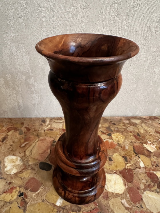 Image 1 of Gedraaide vaas van olijfhout, 23 cm hoog