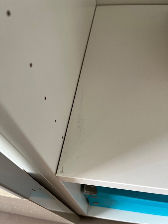 Image 1 of Hulstä Now Vitrine / Highboard – weiß & beige – mit Beleuchtung