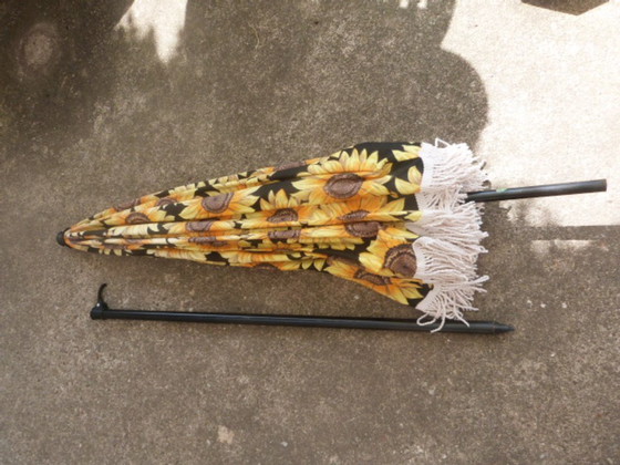 Image 1 of Vintage kantelbare parasol met franjes en zonnebloemmotief - jaren 70/80 - Sauvagnat, gemaakt in Frankrijk