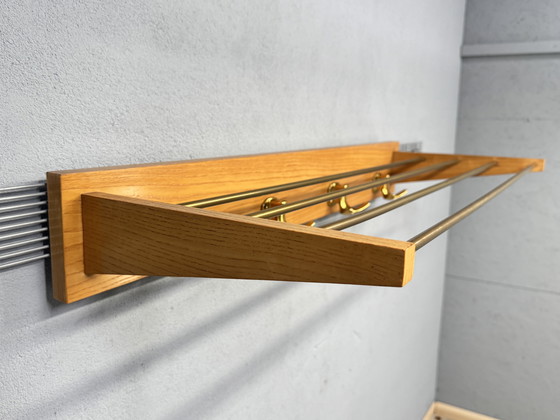 Image 1 of Appendiabiti vintage di metà secolo: legno e ottone, design senza tempo