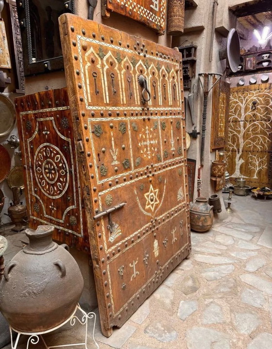 Image 1 of Patrimonio berbero: antica porta decorata con ossa di cammello