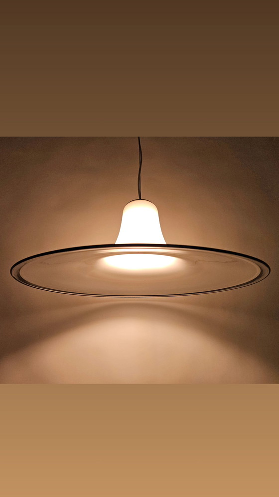 Image 1 of Pendelleuchte aus weißem Glas mit schwarzem, transparentem Rand, Modell „Hexenhut“, aus Italien