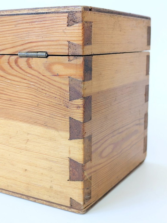 Image 1 of Scatola di stoccaggio antica in legno di pino con cerniere in ottone | Stoccaggio decorativo d'epoca