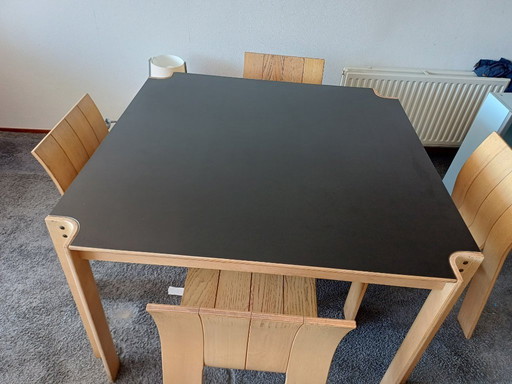 Gijs Bakker, eethoek met vier stripstoelen