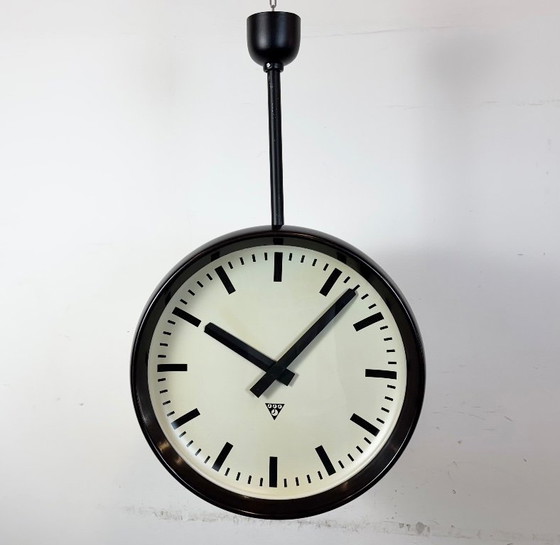 Image 1 of Grote industriële bakelieten dubbelzijdige fabrieksklok van Pragotron, jaren 50