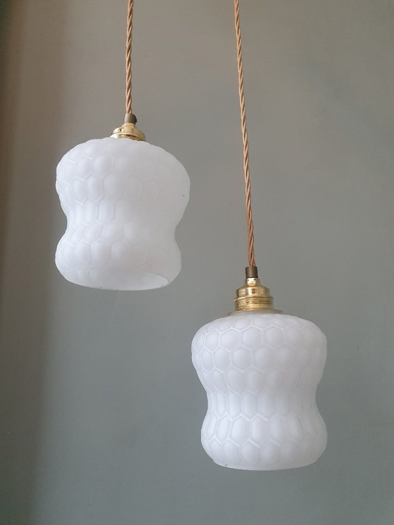 Image 1 of Set Vintage hanglampen -  opaline glas met honingraat textuur