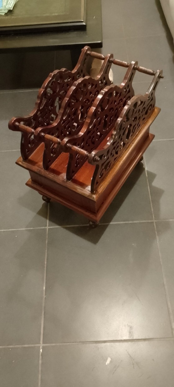 Image 1 of Revistero de madera antiguo