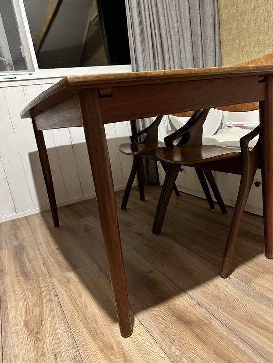 Image 1 of 4 Esszimmerstühle von Hovmand Olsen mit passendem Esstisch im dänischen Design