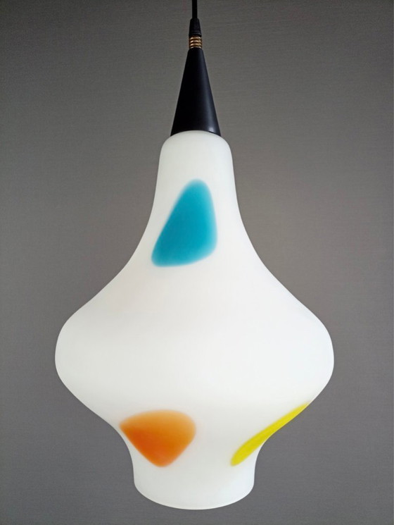 Image 1 of Grande lampada a sospensione Stilnovo a una luce in opalina e inclusioni colorate. Italia, anni '50