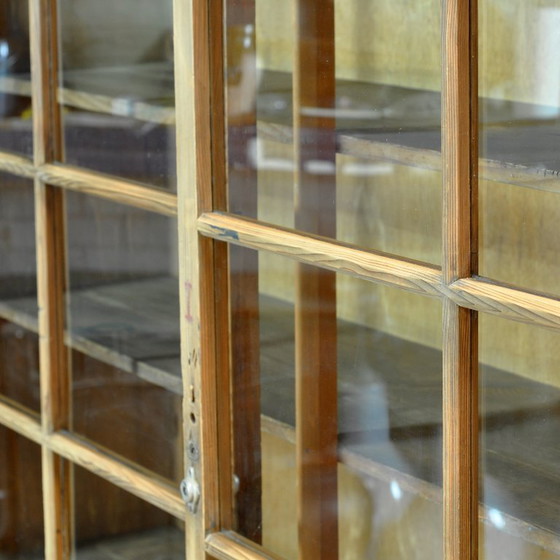 Japanese display cabinet, circa 1950 – Glass, Metal (photo 14 of 16)