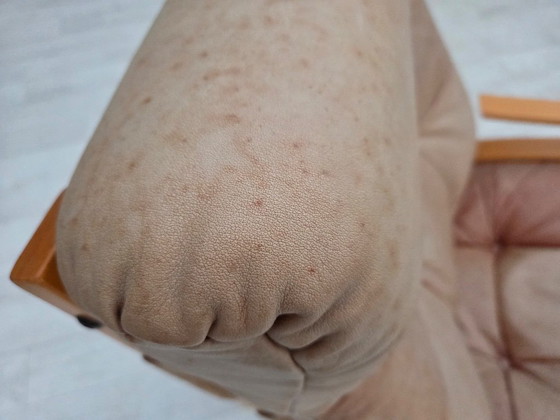 Image 1 of Noorse fauteuil uit de jaren 70, model "Kengu", beige meubelleer.