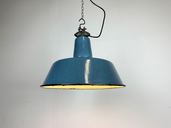 Image 1 of Industrielle Fabriklampe aus blauem Emaille mit gusseisernem Aufsatz, 1960er Jahre
