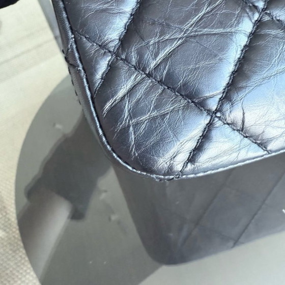 Image 1 of Chanel 2.55 Reissue 227 – Gestepptes, gealtertes Kalbsleder, Schwarz, Goldbeschläge