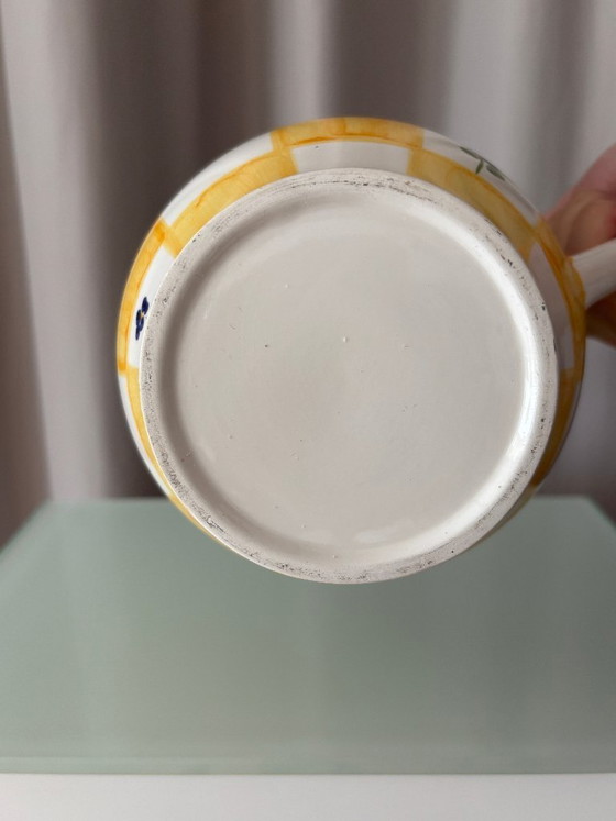 Brocca in ceramica Cottagecore dipinta a mano – Quadri gialli e fiori blu – Accessori da cucina (photo 9 of 11)