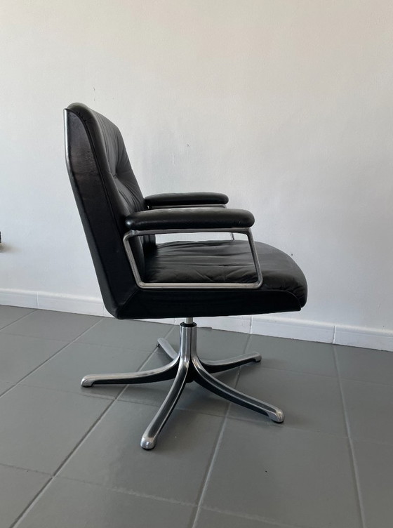 Image 1 of Poltrona modello P126, disegnata da Osvaldo Borsani per la prestigiosa azienda italiana Tecno S.p.A. nel 1966.