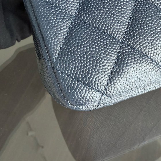 Image 1 of Borsa Chanel Classic Flap Medium - Caviar 25CM trapuntata blu scuro, finiture oro chiaro, serie 26
