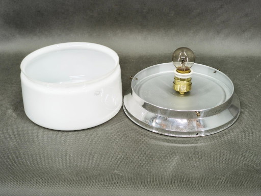 Bauhaus plafondlamp uit de jaren 30 van de vorige eeuw, gemaakt van chroom en opaalglas, Tsjechoslowakije. (photo 2 of 9)